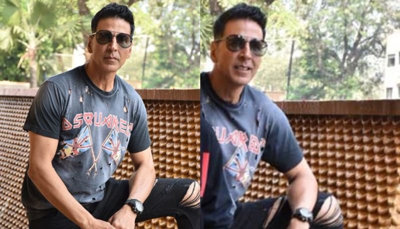 সম্প্রতি একটি ছবিও সোশ্যাল মিডিয়ায় ভাইরাল হয়েছে যেখানে চিকিৎসক, নার্স, পুলিশ, সাফাইকর্মী, ব্যাঙ্ক কর্মী যারা এই মহাসংকটের দিনেও আপ্রাণ লড়াই চালিয়ে যাচ্ছে তাদের সকলকেই ধন্যবাদ জানিয়েছেন।