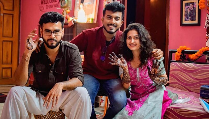 মেহেন্দি, আইবুড়ো ভাত, গায়ে হলুদ প্রতিটি অনুষ্ঠান আলাদা আলাদা করে করেছেন এই টলি দম্পতি। দুজনকেই একসঙ্গে মেহেন্দি পড়তে দেখা গেছে।