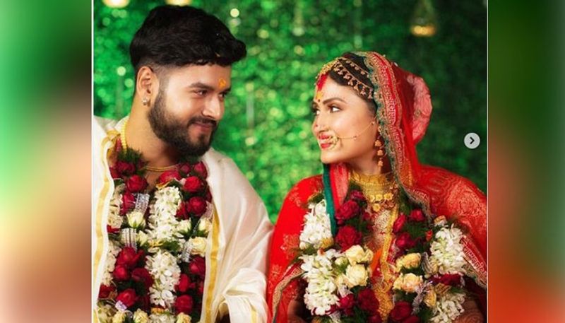টলি পাড়ার পুরো পরিবারের জমায়েত হয়েছিল তাদের বিয়েতে। বিয়ের আসরে পুরো চাঁদের হাট বসেছিল।