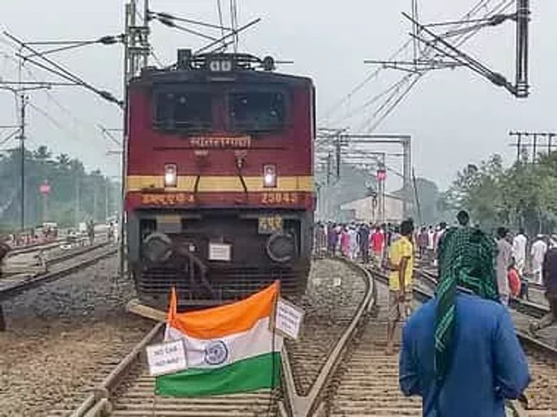 कृष्णापुर में प्रदर्शनकारियों ने सियालदह-लालगोला खंड में रेलवे स्टेशन पर हमला किया और टिकट काउंटर और स्टेशन प्रबंधक के कमरे को जला दिया। उन्होंने दो खाली लोकल ट्रेनों के तीन डिब्बों को भी जला दिया।
