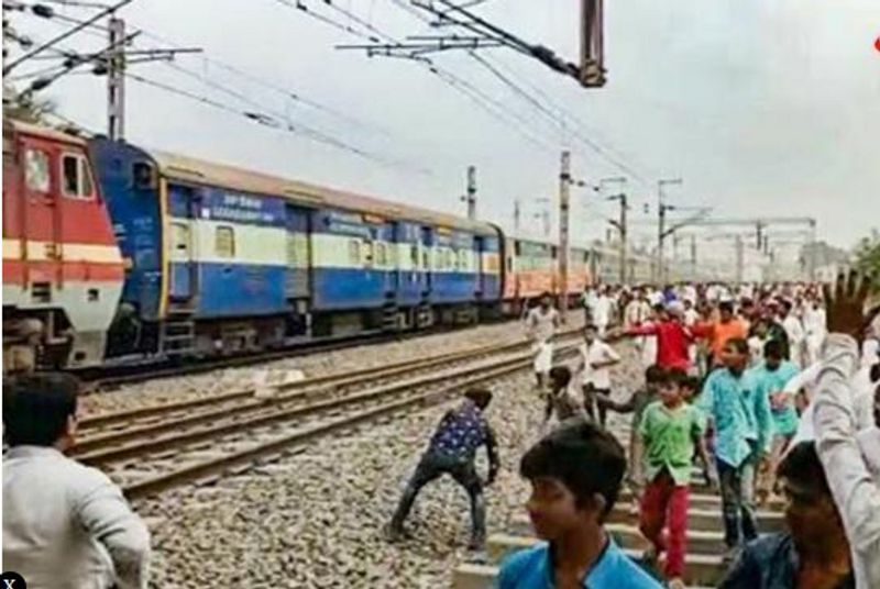 आक्रोशित आंदोलनकारियों ने शनिवार की सुबह निमितीता स्टेशन पर हमला किया और स्टेशन प्रबंधक और टिकट काउंटर के कार्यालय में आग लगा दी।