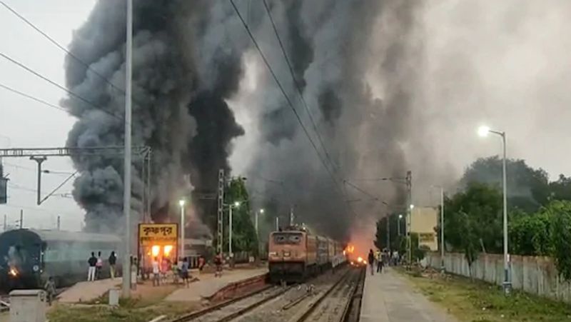 बेलडांगा के पास सरगाची में रेलवे स्टेशन को आग लगी दी गई। प्रदर्शनकारियों ने समशेरगंज पुलिस स्टेशन पर हमला किया और पुलिसकर्मियों पर पथराव किया।