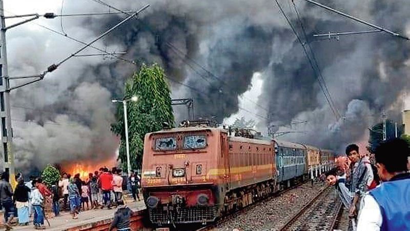 पुलिस ने झड़प के बाद भीड़ को तितर-बितर करने की कोशिश की, कई बसों में आग लगा दी गई। हालांकि प्रशासन ने कहा कि पांच बसों को जला दिया गया था। आगजनी से पहले यात्रियों को बसों से उतरने के लिए कहा गया था।