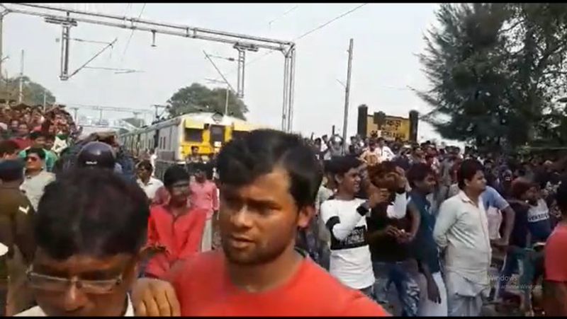 कांकड़ा, मिर्जानगर और चन्नपुकुर स्टेशनों पर नाकेबंदी की गई। एनएच 12 पर करीब दो घंटे तक यातायात बाधित रहा जब प्रदर्शनकारियों ने अमदांगा के पास सड़क को अवरुद्ध कर दिया।