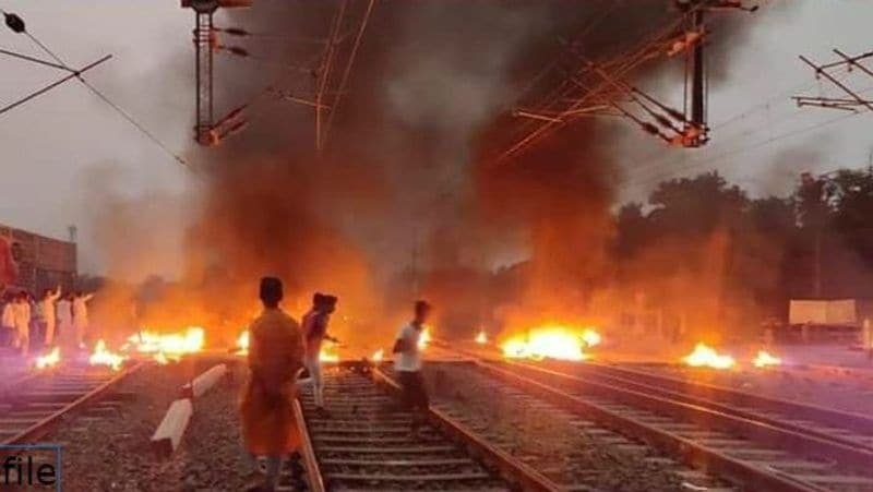 भीड़ ने रेलवे टिकट बुकिंग काउंटर को निशाना बनाया। कंप्यूटर के काउंटर पर पत्थर फेंके गए और कीबोर्ड और तारों को तोड़ दिया गया। प्रदर्शनकारियों ने मालदा-कटिहार पैसेंजर को भी रोका और यात्रियों को धमकाया। (सभी तस्वीरें पश्चिम बंगाल में अलग-अलग जगह हुए विरोध प्रदर्शनों की हैं)