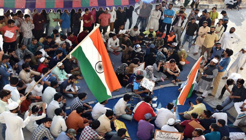 হায়দরাবাদে নাগরিকত্ব আইনের প্রতিবাদে মৌলানা আজাদ জাতীয় উর্দু বিশ্ববিদ্যালয়ের পড়ুয়াদের বিক্ষোভ আন্দোলন।