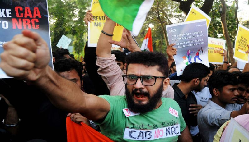 নাগরিকত্ব আইনের প্রতিবাদে পথে নেমেছে মহারাষ্ট্রের মানুষও। জামিয়া মিলিয়া ও আলিগড় মুসলিম বিশ্ববিদ্যালয়ের পড়ুয়াদের উপর পুলিশি নিগ্রহের প্রতিবাদ জানালেন মুম্বইবাসী।