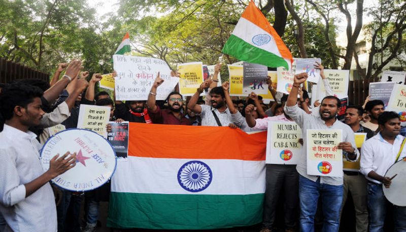 জাতীয় পতাকা হাতে নিয়েই প্রতিবাদ মিছিলে অংশ নিলেন আন্দোলনকারীরা।