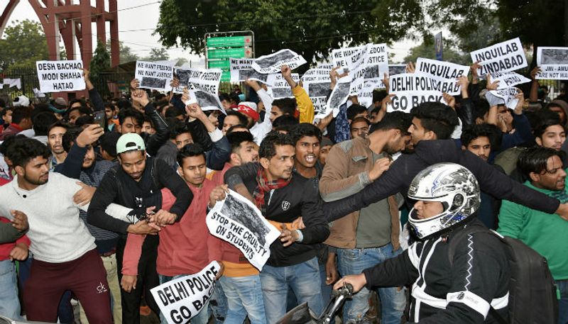 ক্যাম্পাসের বাইরে নাগরিকত্ব আইনের প্রতিবাদে জামিলা মিলিয়া ইসলামিয়া বিশ্ববিদ্যালয়ের পড়ুয়াদের বিক্ষোভ।