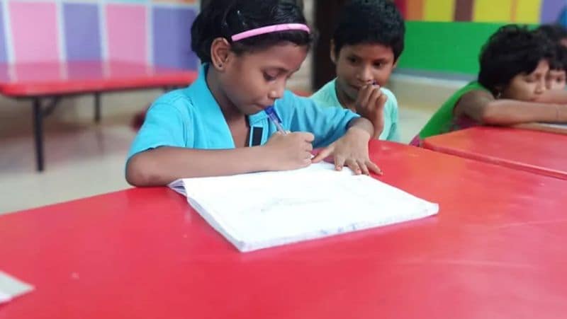 Story of a three year old brave girl with one leg, Chhattisgarh Story kpa