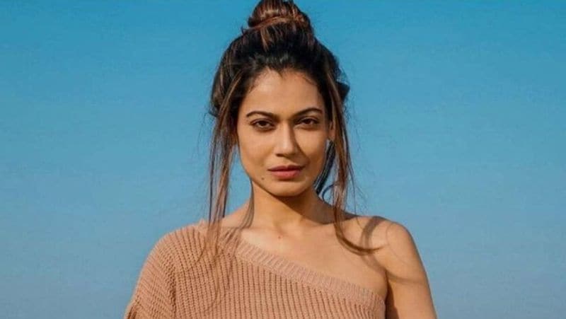তিনি আরও বলেন, "দেশের এমন নামী ও গুণী ব্যক্তির ব্যক্তিগত জীবন কেমন, তা সাধারণ মানুষও জানতে চায়। আপনি এতদিন সকলকে প্রশ্ন করে এসেছেন আজ আমি আপনাকে প্রশ্ন করতে চাই।"