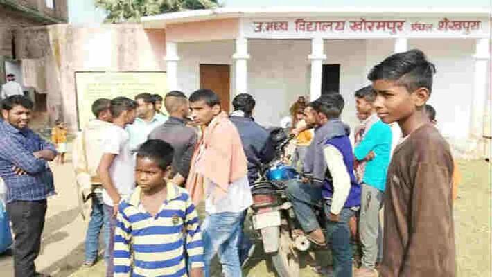 villagers hostage the headmasters son in the school in sheikhpura villagers hostage the headmasters son in the school in sheikhpura