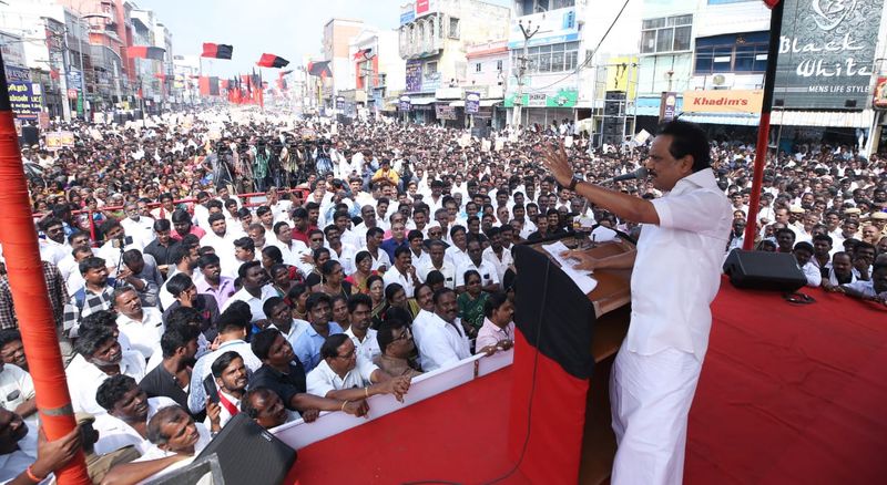 தொண்டர்கள் முன்னிலையில் பேசும் ஸ்டாலின்
