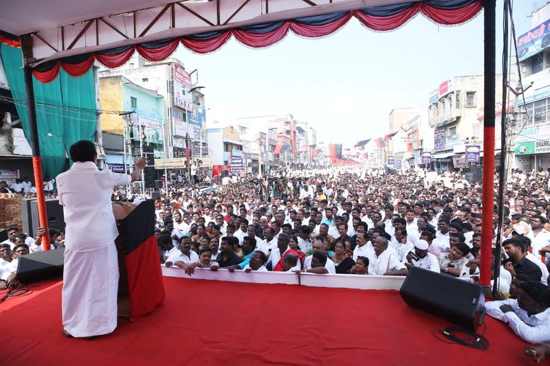 தொண்டர்கள் மற்றும் மக்கள் முன் பேசிய ஸ்டாலின்