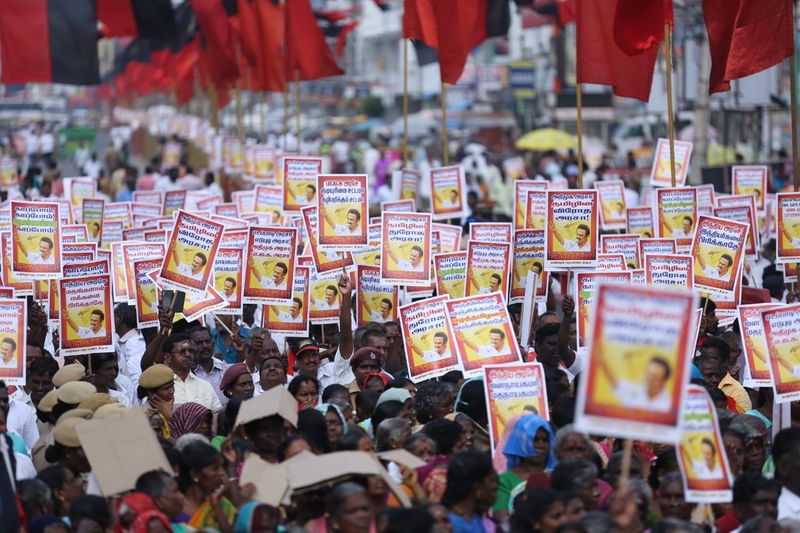 மக்களின் பேராதரவு