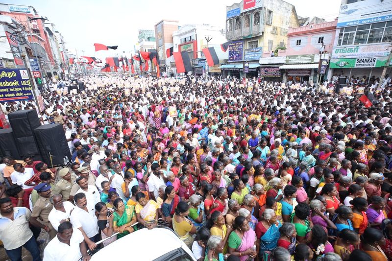 கண்ணுக்கெட்டிய வரை மக்கள் கூட்டம்
