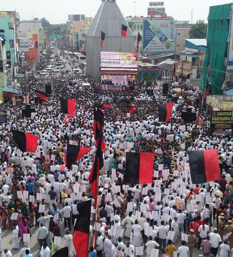 எங்கு பார்த்தாலும் பறந்தது திமுக கொடி