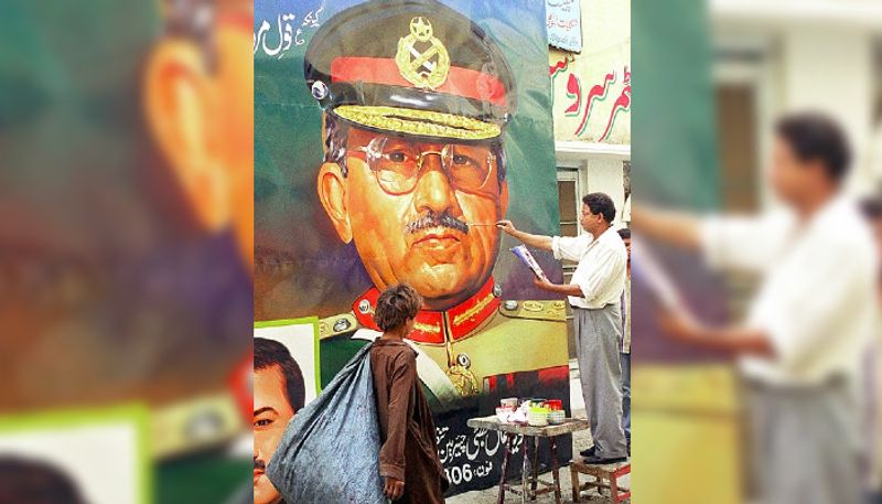 দিল্লি থেকে করাচি - পারভেজ মুশারফের জন্ম হয়েছিল ১৯৪৩ সালে ব্রিটিশ ভারতের দিল্লি-তে। দেশভাগের পরপরি তাঁর পরিবার দিল্লি থেকে গিয়ে আশ্রয় নেয় পাকিস্তানের করাচি শহরে। তাঁর বাবা ছিলেন একজন কুটনীতিক।