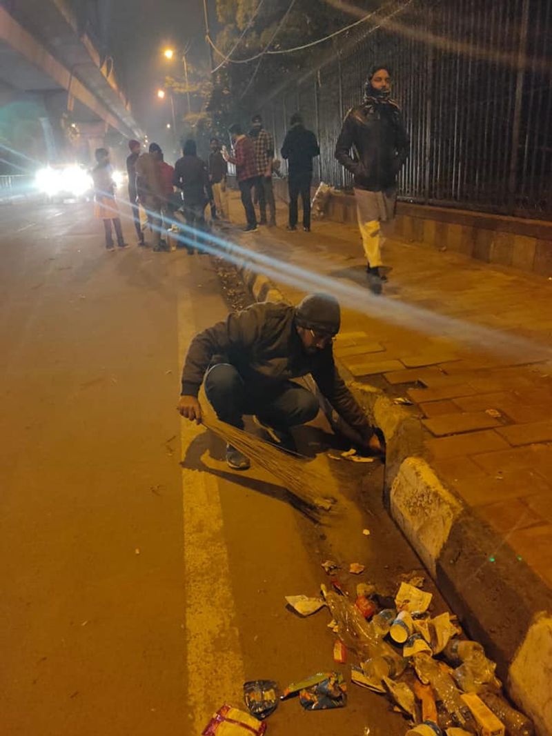 not cleaners jamia students clean up streets after protest kpt