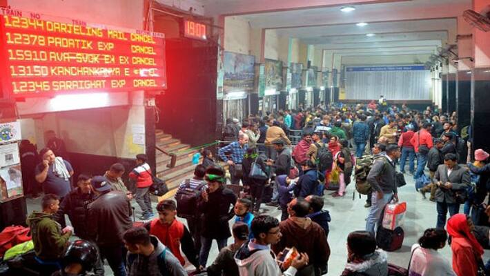Passengers from other states are stuck in the lockdown situation at Sealdah station Passengers from other states are stuck in the lockdown situation at Sealdah station