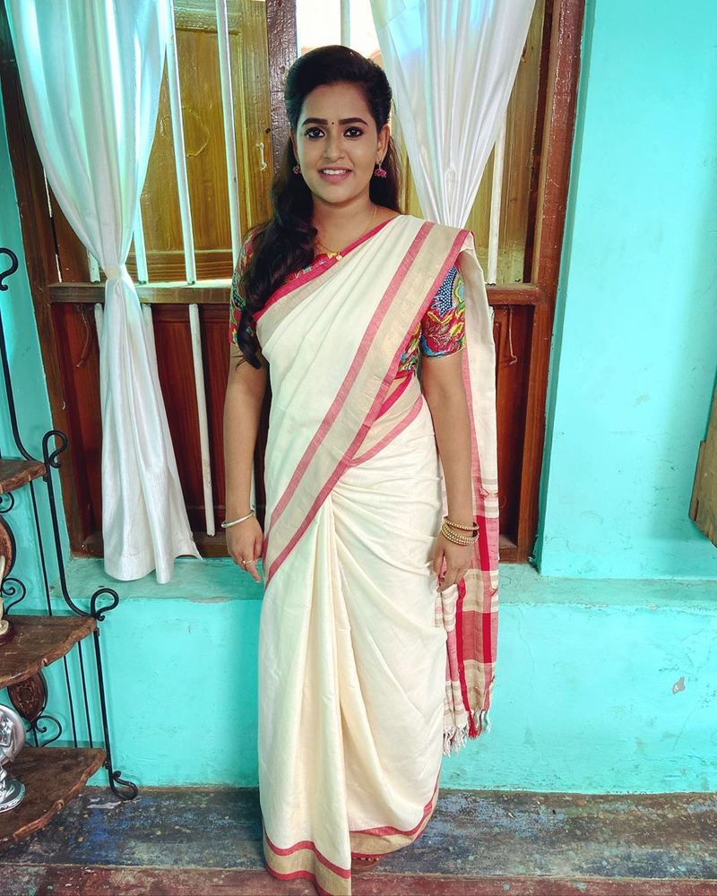 புடவையில் செம்ம அழகு...