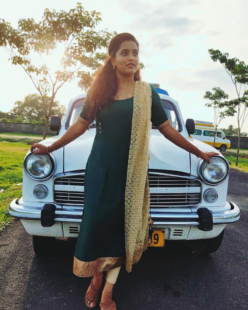 கார் முன்பு நின்றபடி மாஸ் போஸ்