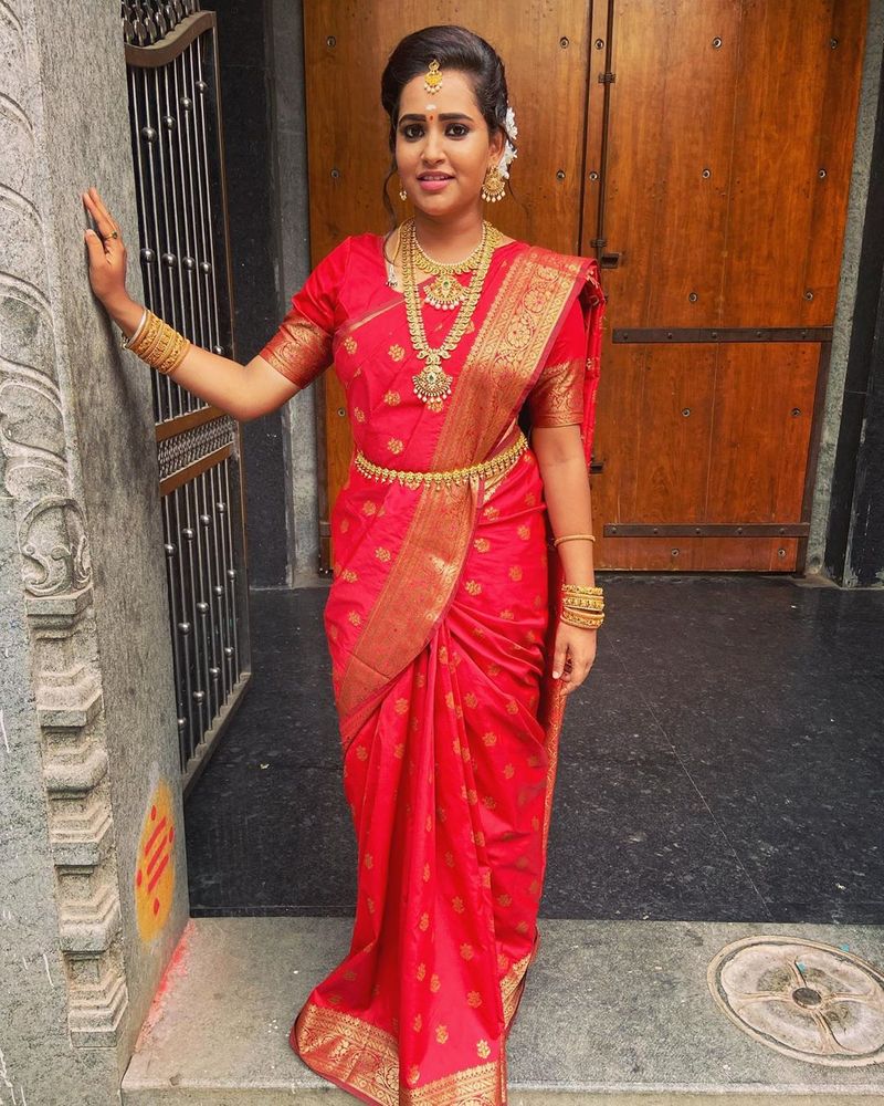 சிவப்பு நிற பட்டுப்புடவையில் கொள்ளை கொள்ளும் அழகு