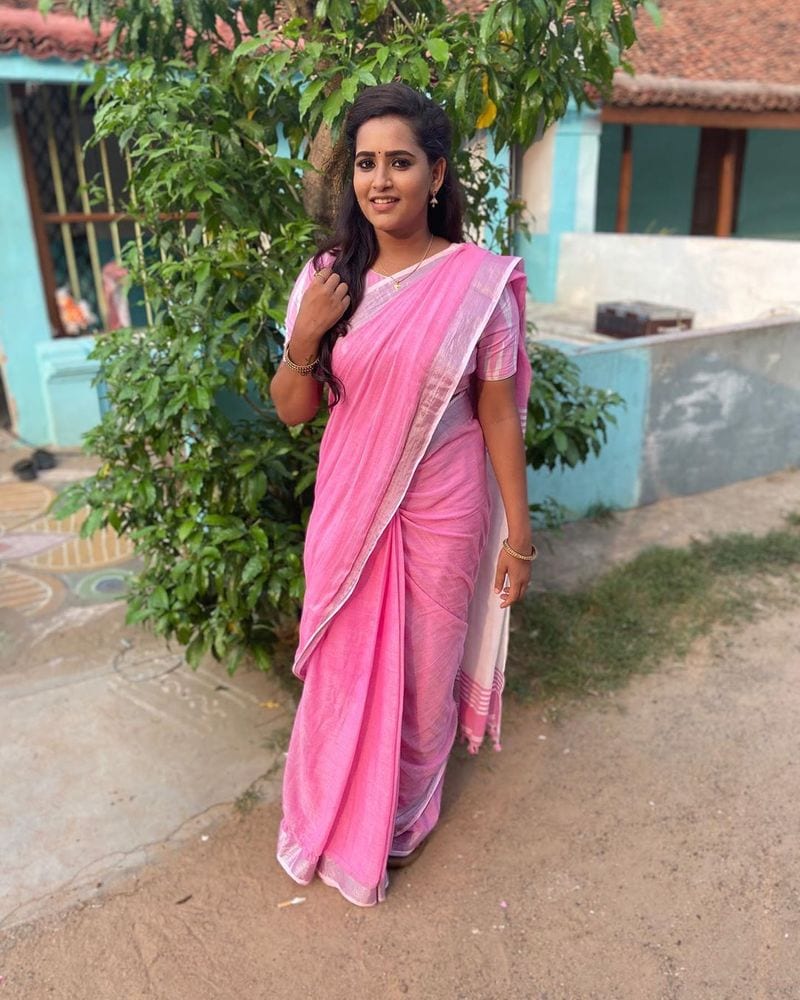பிங்க் நிற புடவையில் சிம்பிள் அண்ட் க்யூட்