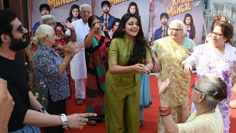 bhojpuri star ravi kishan daughter riva kishan dance with old ladies at film promotion KPJ