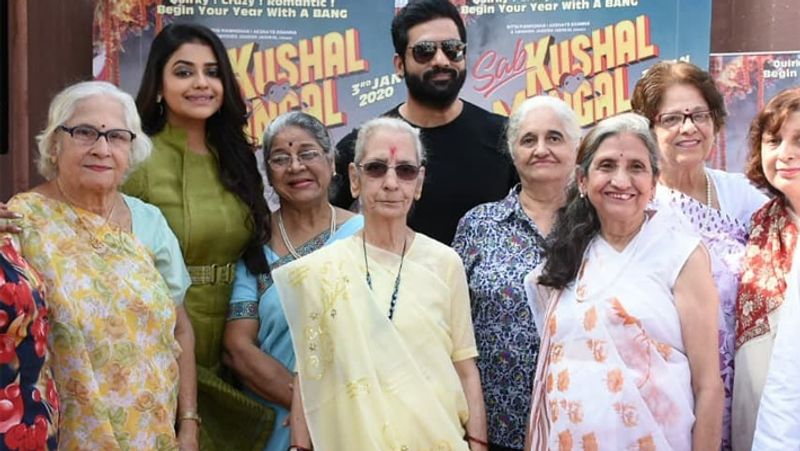 bhojpuri star ravi kishan daughter riva kishan dance with old ladies at film promotion KPJ