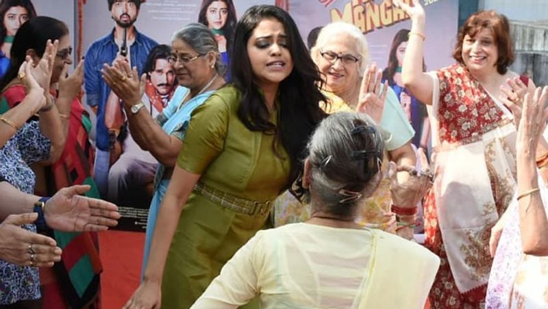 bhojpuri star ravi kishan daughter riva kishan dance with old ladies at film promotion KPJ