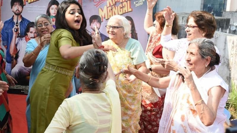bhojpuri star ravi kishan daughter riva kishan dance with old ladies at film promotion KPJ