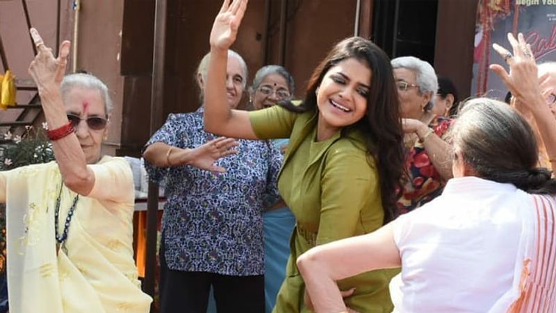 bhojpuri star ravi kishan daughter riva kishan dance with old ladies at film promotion KPJ