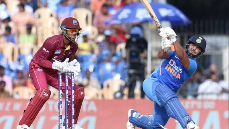 Girlfriend Isha expresses happiness on Pant's first fifty KPB