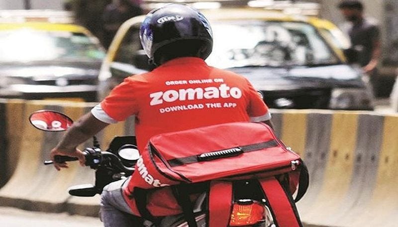 ज़ोमैटो आईपीओ को विश्लेषण
Zomato IPO पर नज़र रखने वाले विश्लेषक फर्म के लिस्टिंग लाभ के बारे में पॉजिटिव हैं, लेकिन लांग टर्म जोखिमों के बारे में अनिश्चित हैं जो आर्थिक पुनरुद्धार पर निर्भर करते हैं। कई ब्रोकरेज ने ज़ोमैटो द्वारा निर्धारित उच्च मूल्यांकन के बारे में भी चिंता जताई है क्योंकि कंपनी ने कोविड-19 महामारी के कारण वित्त वर्ष 2021 के राजस्व में गिरावट देखी गई थी। रिलायंस सिक्योरिटीज के अनुसार, कंपनी के आईपीओ का मूल्य वित्त वर्ष 2021 के उद्यम मूल्य (enterprise value) के 28 गुना से अधिक है। 