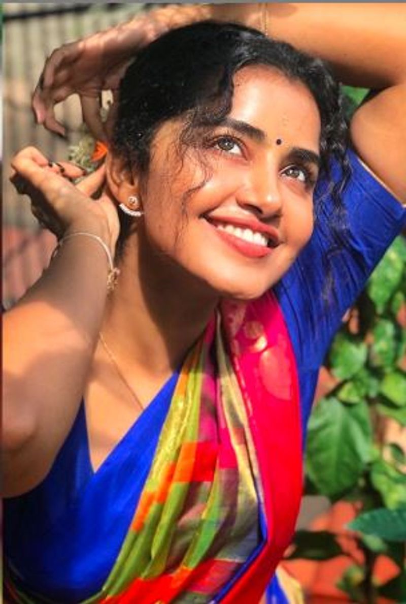 
அவருடைய எதிர்பார்ப்புக்கு ஏற்ற வெற்றி கிடைக்கவில்லை. தமிழ் படங்களில் நடிக்கும் வாய்ப்புகளும் அவருடைய கதவை தட்ட வில்லை. 
