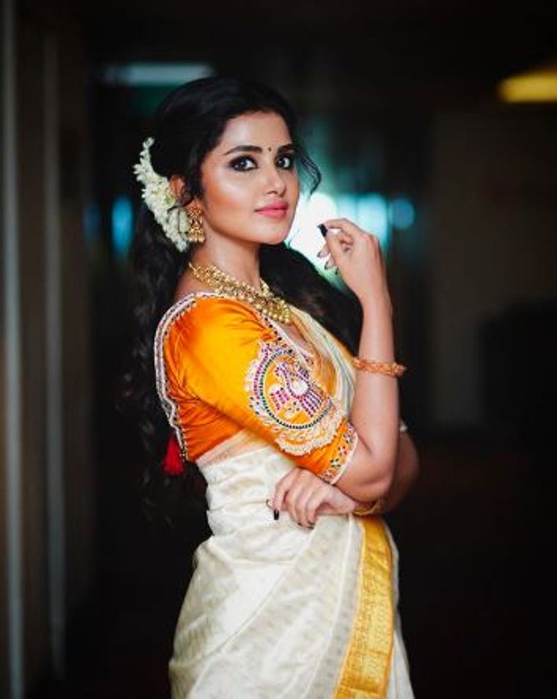 தமிழில் நடிகர் தனுஷ் ஜோடியாக 'கொடி' படத்தில் நடித்தார். இந்த படத்திற்கு பின் நிரந்தர கதாநாயகியாக தமிழில் உருவாகலாம் என்கிற இவருடைய நினைப்பு தவறாய் போனது.