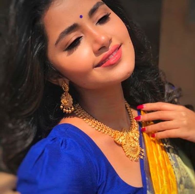 மேலும், தற்போது தெலுங்கில் பிஸியாக நடித்து வருகிறார். முன்னணி நடிகர்களுக்கு ஜோடியாக அம்மணி ஜோடி சேர்ந்தாலும் இதுவரை சொல்லிக்கொள்ளும்படி ஹிட் படங்கள் எதுவும் இவருக்கு அமையவில்லை.