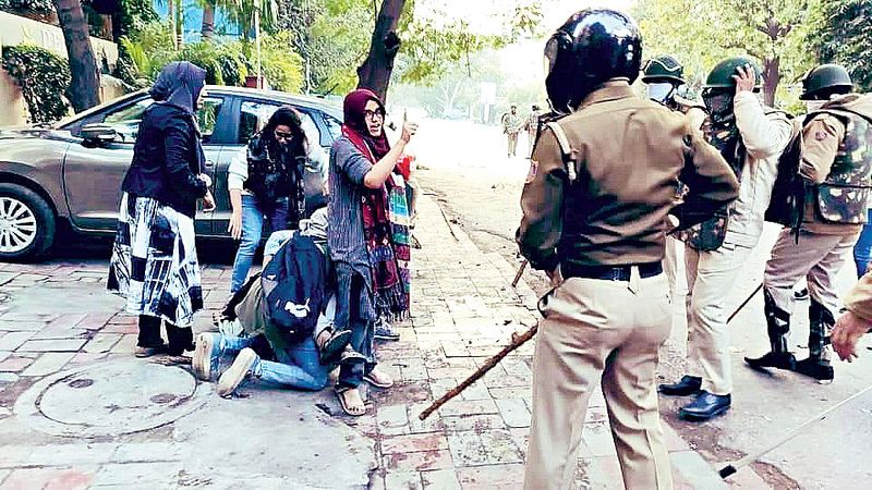 ये निकला नतीजा
फैक्ट चेकिंग में ये नतीजा निकला कि वायरल हो रही बोल्ड तस्वीरें दिल्ली की छात्रा की नहीं हैं बल्कि एक पोर्न स्टार की हैं। इससे पहले पिछले महीने हमने जामिया मिलिया इस्लामिया स्कॉलर सफ़ूरा ज़रगर के नाम से वायरल हो रहा पोर्नोग्राफ़िक वीडियो का फ़ैक्ट-चेक किया गया था। महिलाओं और स्टूडेंट एक्टिविस्ट्स को पोर्नोग्राफ़िक कॉन्टेंट के ज़रिए बदनाम करना बेहद घटिया है।