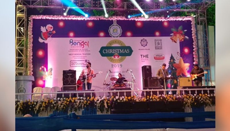 শুরু হল ক্রিসমাস ফেস্টিভ্যাল। মঙ্গলবার থেকেই সেজে উঠল পার্কস্ট্রিট। ছুটি নেই, কিন্তু কাজের শেষেই মানুষ ভিড় জমাতে শুরু করেছেন এই উৎসবে।