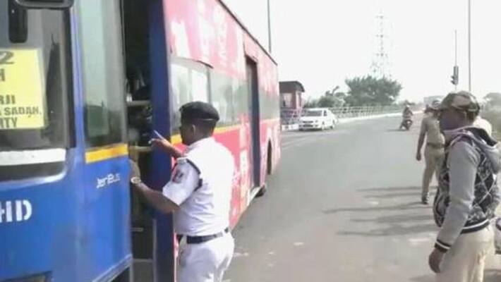 CAB protesters hiding behind buses police started operation CAB protesters hiding behind buses police started operation