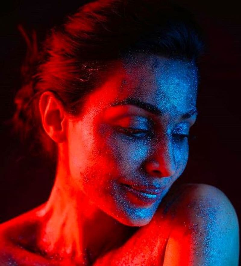 முகம் முழுவதும் மினுமினுக்கும் துகள்கள்... மாடர்ன் போட்டோ ஷூட்