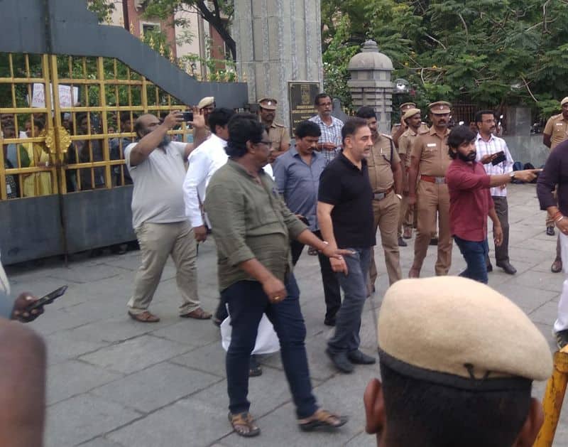 Kamal Haasan Meets Protest Students in Chennai University