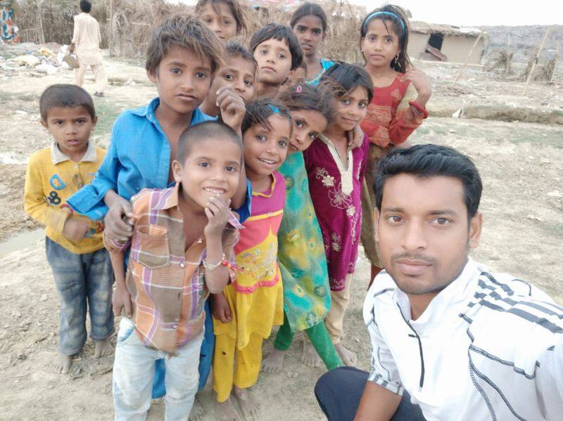 how volunteers help Pakistani refugees in India