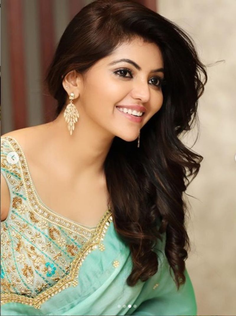 சிரிப்பில் சிதறடிக்கும் தேவதை