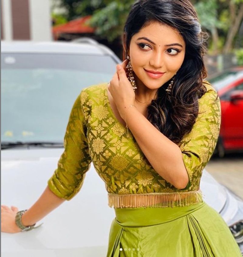 பச்சை நிற உடையில் அம்புட்டு அழகு