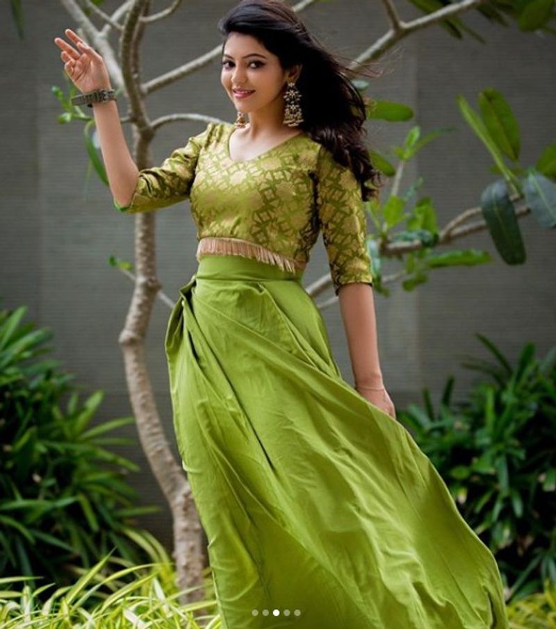 மரத்தை பிடித்தபடி மனதை கவரும் அதுல்யா