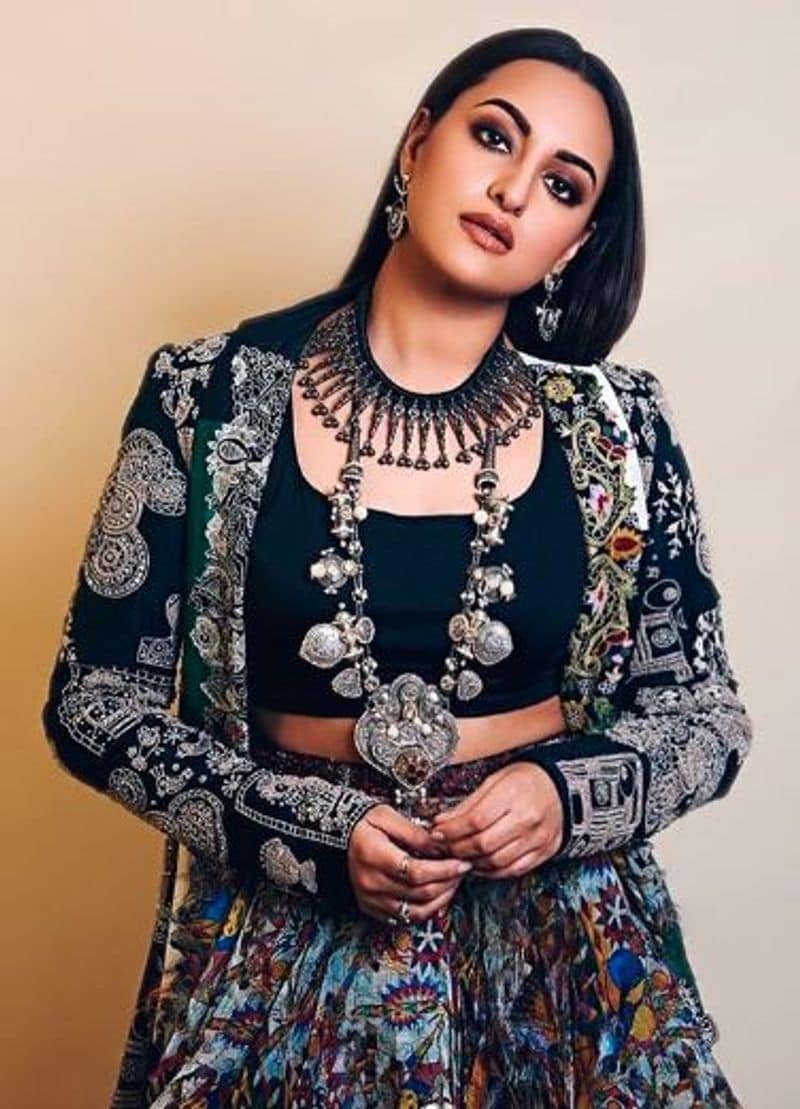 যেমন তাঁর বাবার নাম শত্রঘ্ন, তাঁর তিন কাকার নাম লক্ষণ, রাম ও ভরত, এখানেই শেষ নয়, সোনাক্ষী দুই ভাইয়ের নাম লভ ও কুষ।