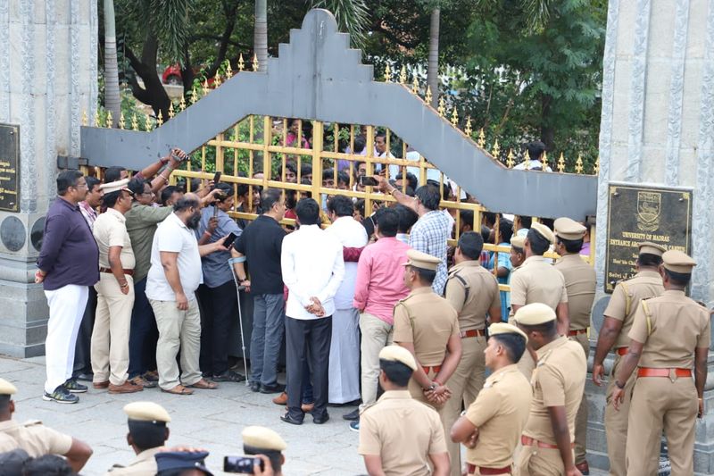 வெளியில் நின்றபடி மாணவர்களுக்கு ஆதரவு