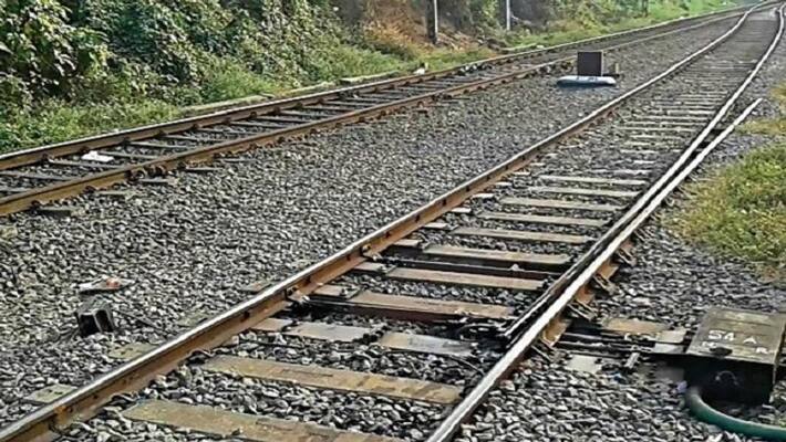 couple dead body found at rail track charbagh railway station couple dead body found at rail track charbagh railway station